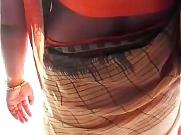 SEXY WORKING WOMAN IN SAREE ON ROAD 4
