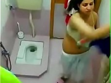 Bangladeshi Bhabhi Live Bath Spy Video