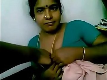 VID-20190503-PV0001-Chennai (IT) Tamil 39 yrs old married housemaid aunty (Green saree) showing her boobs to 45 yrs old married house owner sex porn video-2